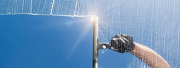 Bringing crystal‑clear shine to Louisiana windows — one pane at a time.